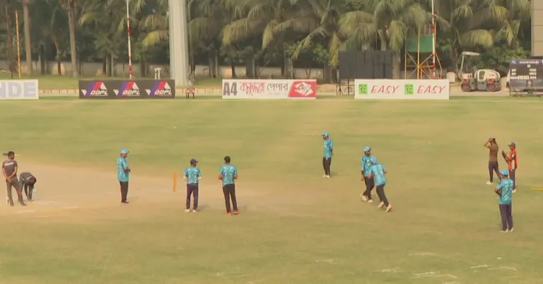 মাঠে অনুশীন করছেন ক্রিকেটাররা